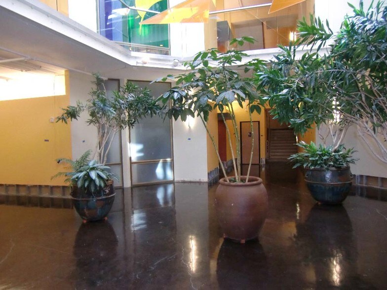 91 N Saginaw St, Pontiac, MI à louer - Photo de l’immeuble – Image 2 sur 13