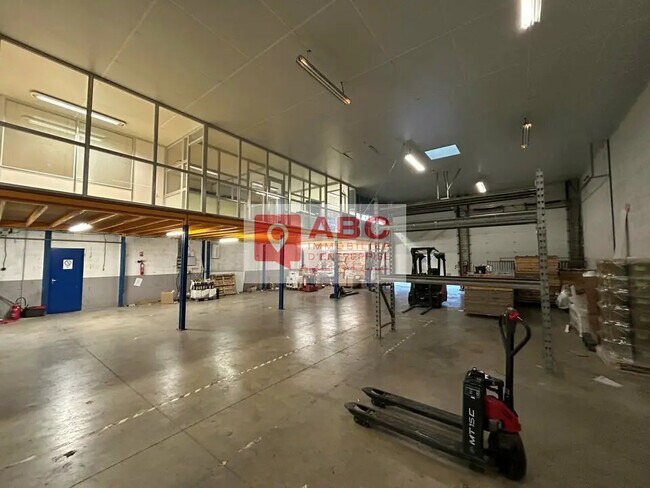 Plus de détails pour Local d'activités à louer