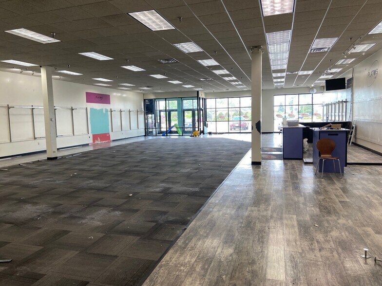311 N Mall Dr, Appleton, WI à louer - Photo de l’immeuble – Image 2 sur 7