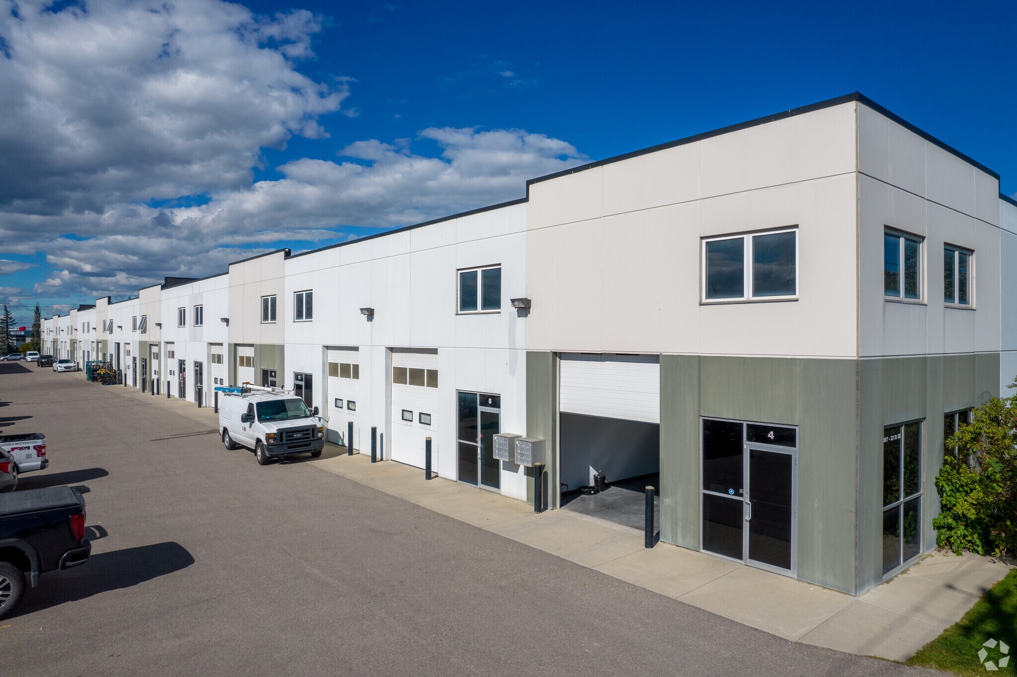 4807 32nd St SE, Calgary, AB à vendre Photo principale– Image 1 sur 11
