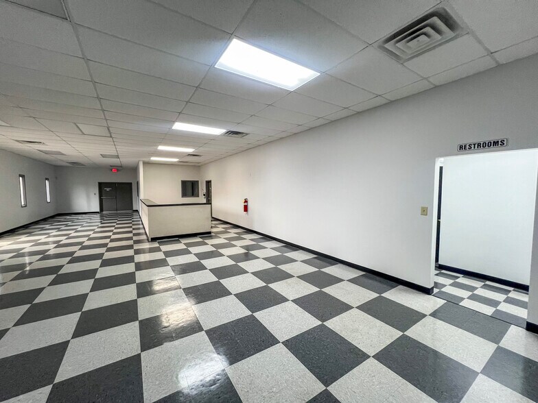4701 Commercial Dr NW, Huntsville, AL à louer - Photo principale – Image 2 sur 20