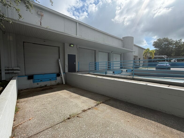 12105 N 28th St, Saint Petersburg, FL à louer - Photo principale – Image 1 sur 22