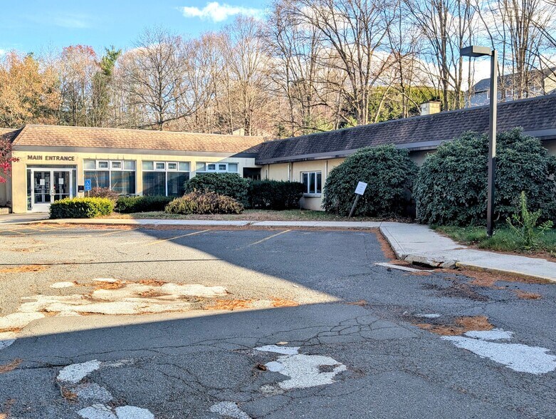 1660 Stafford Ave, Bristol, CT à vendre - Photo de l’immeuble – Image 2 sur 2