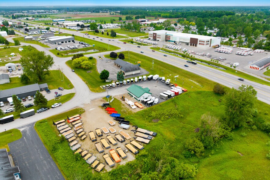 981 Blue Star Dr, Traverse City, MI à vendre - Photo de l’immeuble – Image 3 sur 36