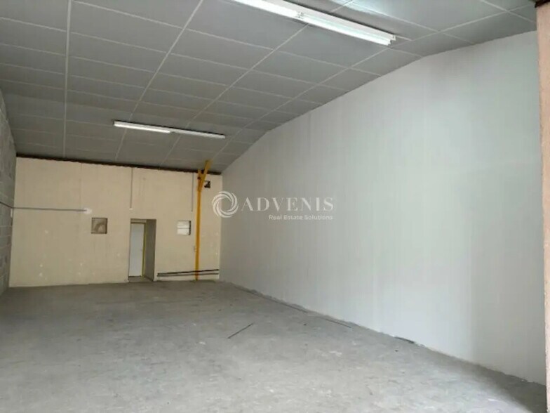 Local d’activités dans Pruniers-en-Sologne à louer - Photo de l’immeuble – Image 2 sur 4