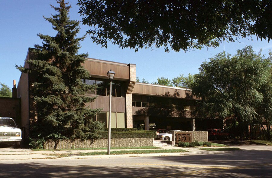 257 N West Ave, Elmhurst, IL à louer - Photo de l’immeuble – Image 3 sur 18