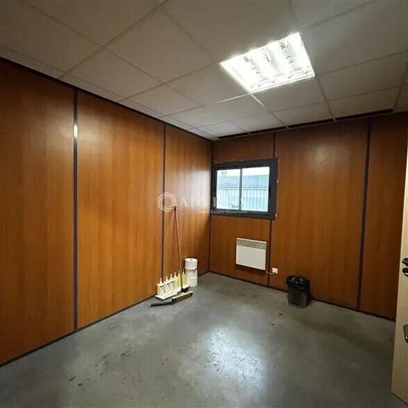 Bureau dans  à louer - Photo de l’immeuble – Image 3 sur 12