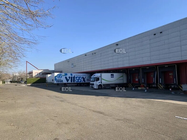 Local d’activités dans Maurepas à louer - Photo de l’immeuble – Image 3 sur 12