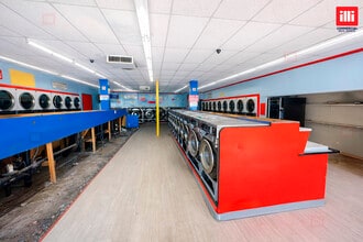 8646-8658 Woodman Ave, Arleta, CA à louer Photo intérieure– Image 1 sur 9