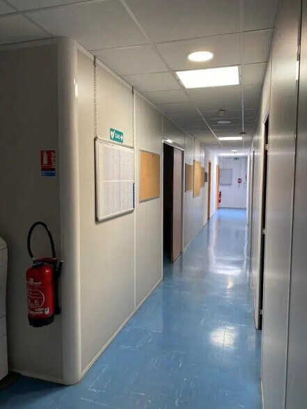 Bureaux/Local commercial dans Rousset à louer - Photo intérieure – Image 2 sur 4