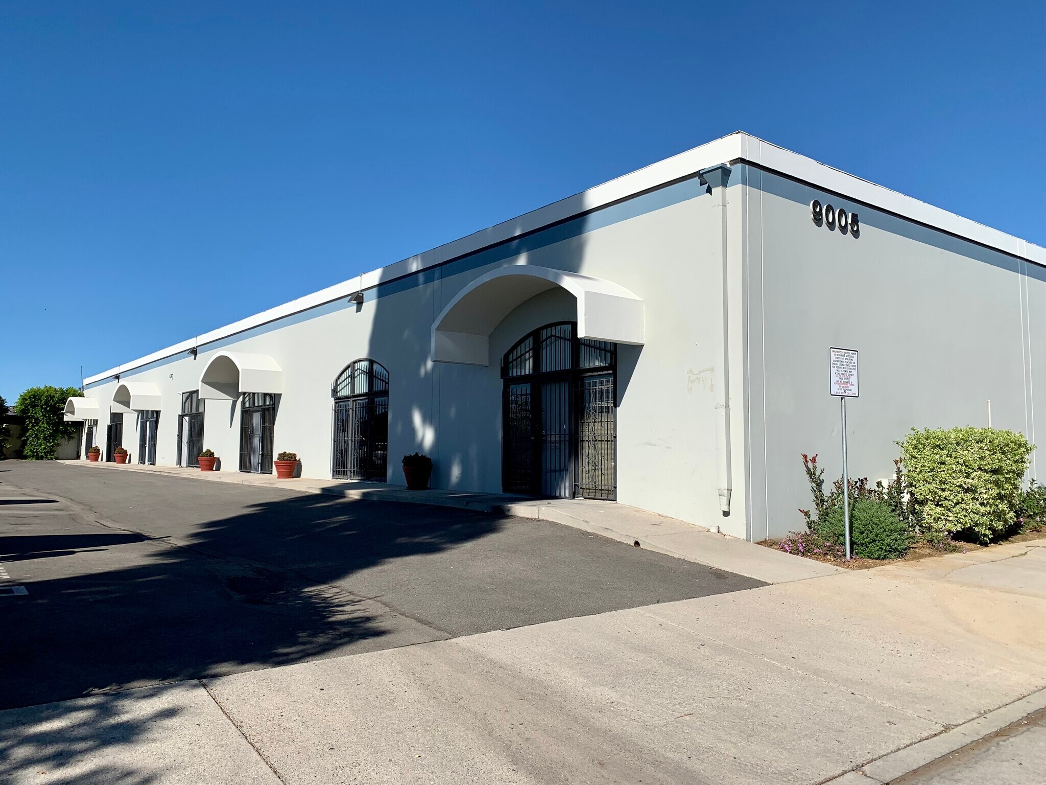 9005 Eton Ave, Canoga Park, CA à louer Photo principale– Image 1 sur 2