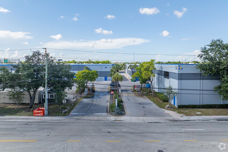 1919 NW 19th St, Fort Lauderdale, FL à louer - Photo de l’immeuble – Image 1 sur 13
