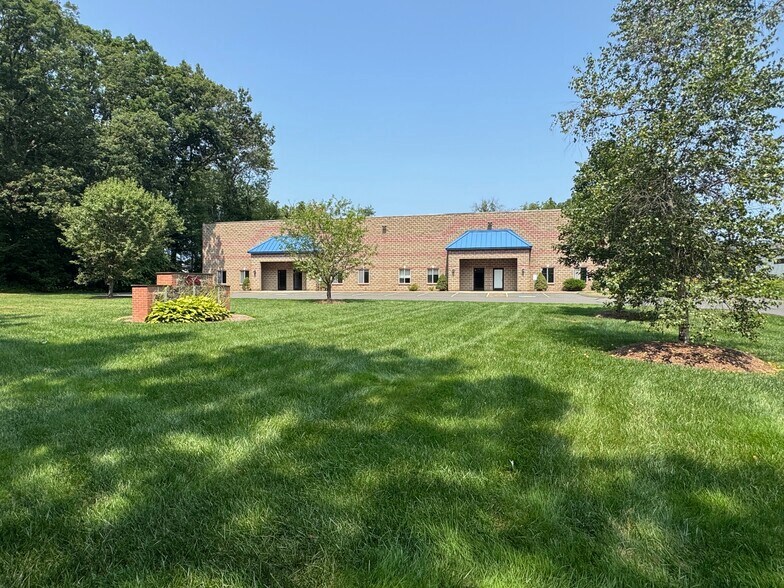 34 E Dudley Town Rd, Bloomfield, CT à louer - Photo de l’immeuble – Image 1 sur 17
