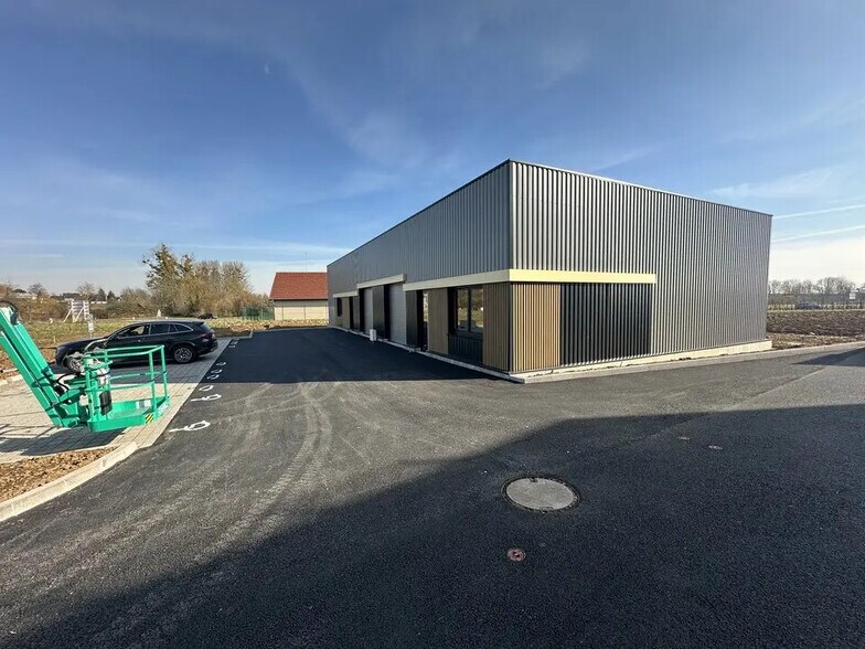 Local d’activités dans  à louer - Photo de l’immeuble – Image 2 sur 6