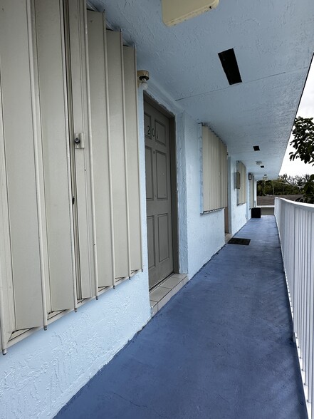 2541 W 1st Ave, Hialeah, FL à vendre - Photo de l’immeuble – Image 2 sur 4