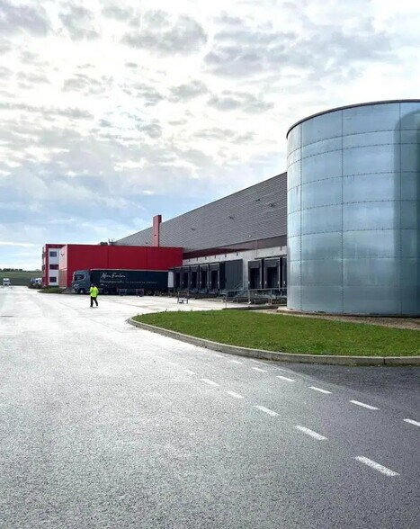 Industriel/Logistique dans Mer à louer - Photo de l’immeuble – Image 1 sur 4
