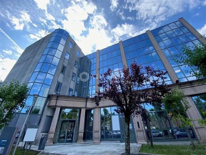Bureau dans Neuilly-Plaisance à louer - Photo de l’immeuble – Image 1 sur 8