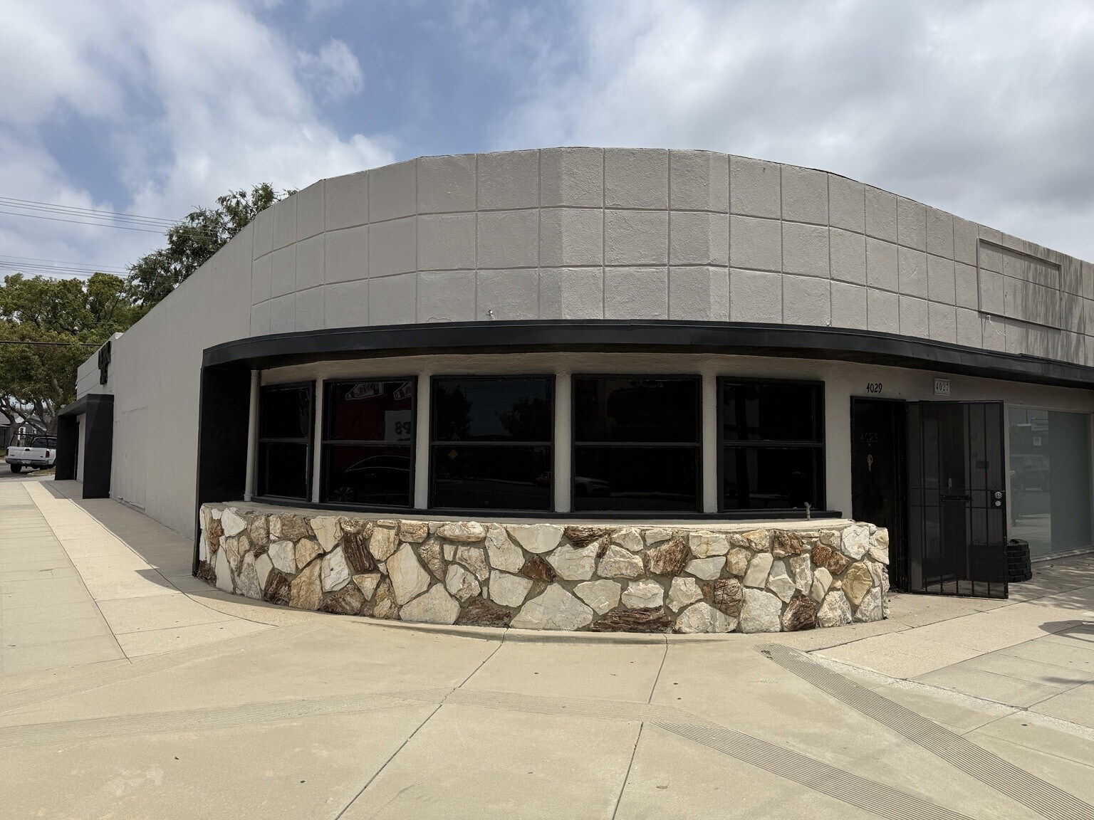 4017-4029 W Burbank Blvd, Burbank, CA à louer Photo de l’immeuble– Image 1 sur 8
