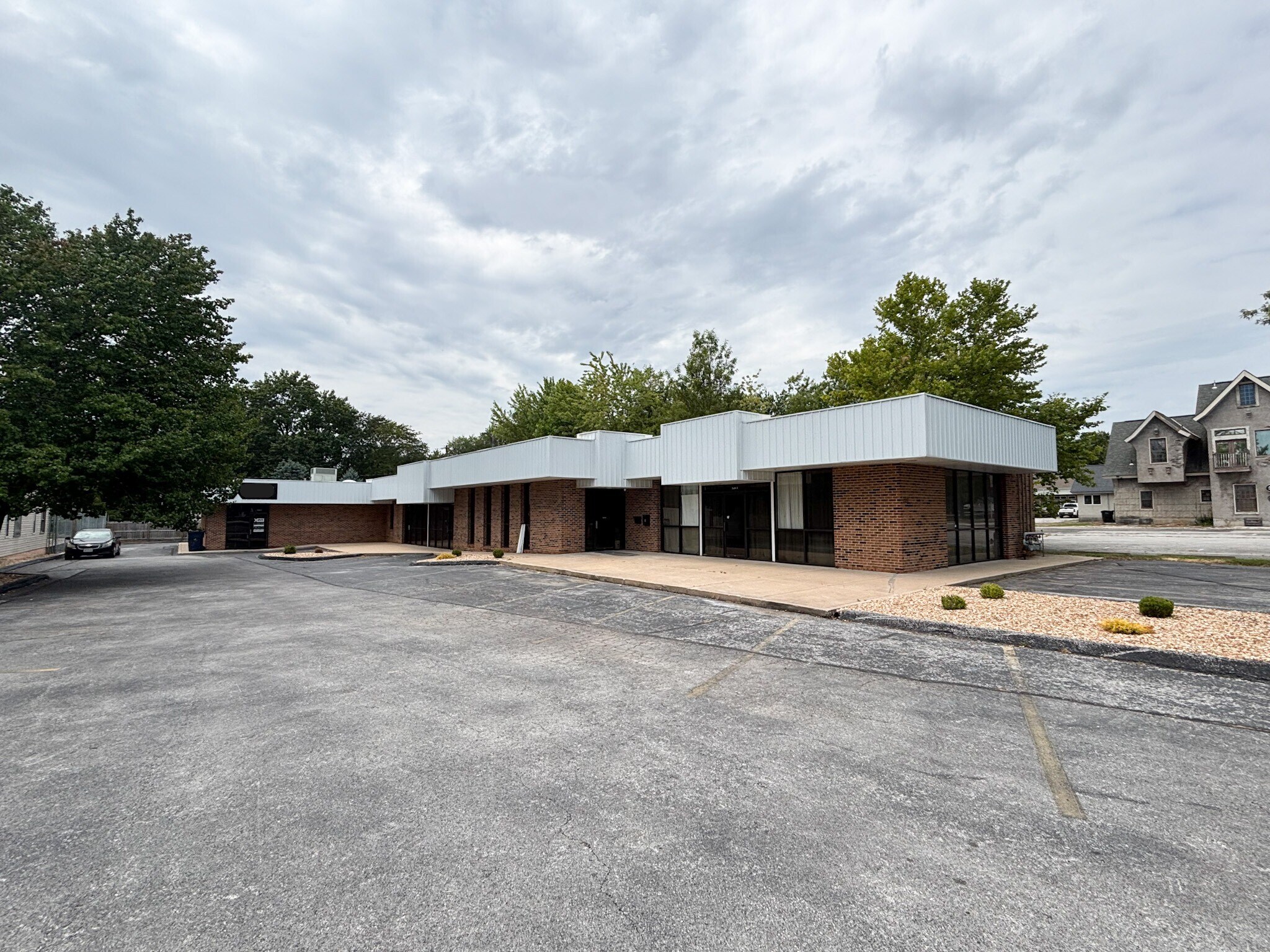 2053 S Waverly Ave, Springfield, MO à louer Photo de l’immeuble– Image 1 sur 14