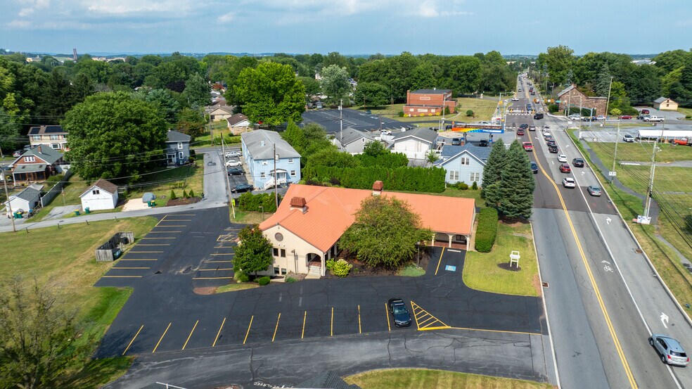 339 W Governor Rd, Hershey, PA à louer - Photo de l’immeuble – Image 2 sur 8