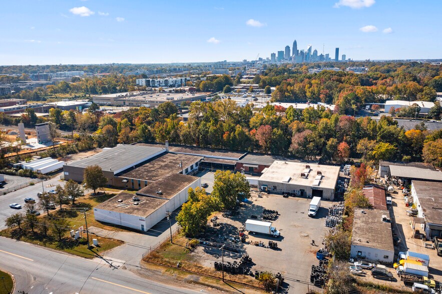 231 Atando Ave, Charlotte, NC à louer - Photo de l’immeuble – Image 3 sur 9