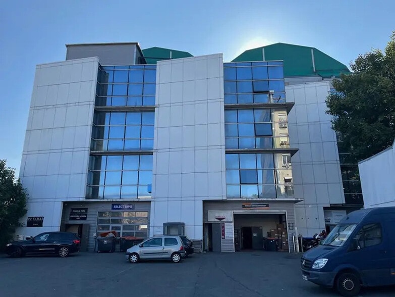 Local d’activités dans Saint-Denis à louer - Photo de l’immeuble – Image 1 sur 18