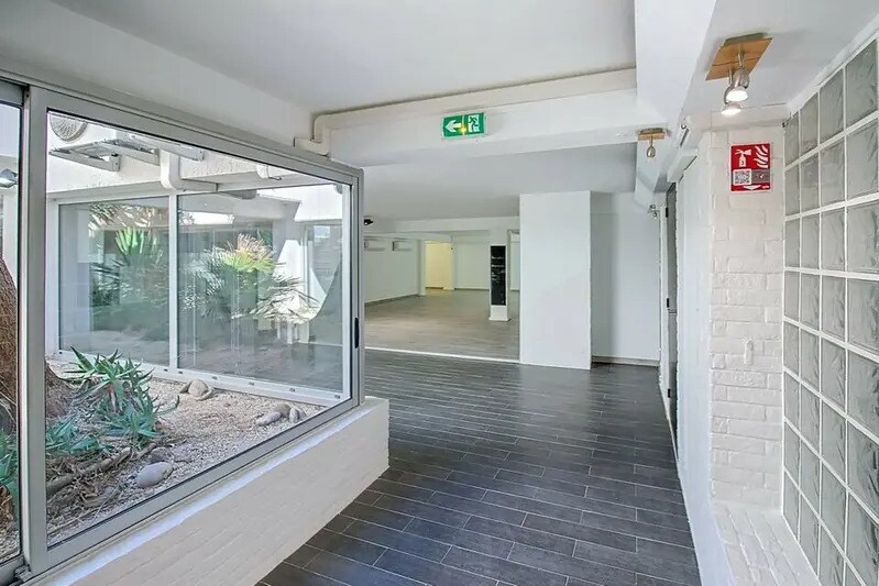 Bureau dans Saint-Raphaël à vendre - Photo intérieure – Image 2 sur 12