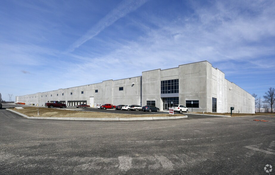 2370 E Perry Rd, Plainfield, IN à louer - Photo de l’immeuble – Image 2 sur 4