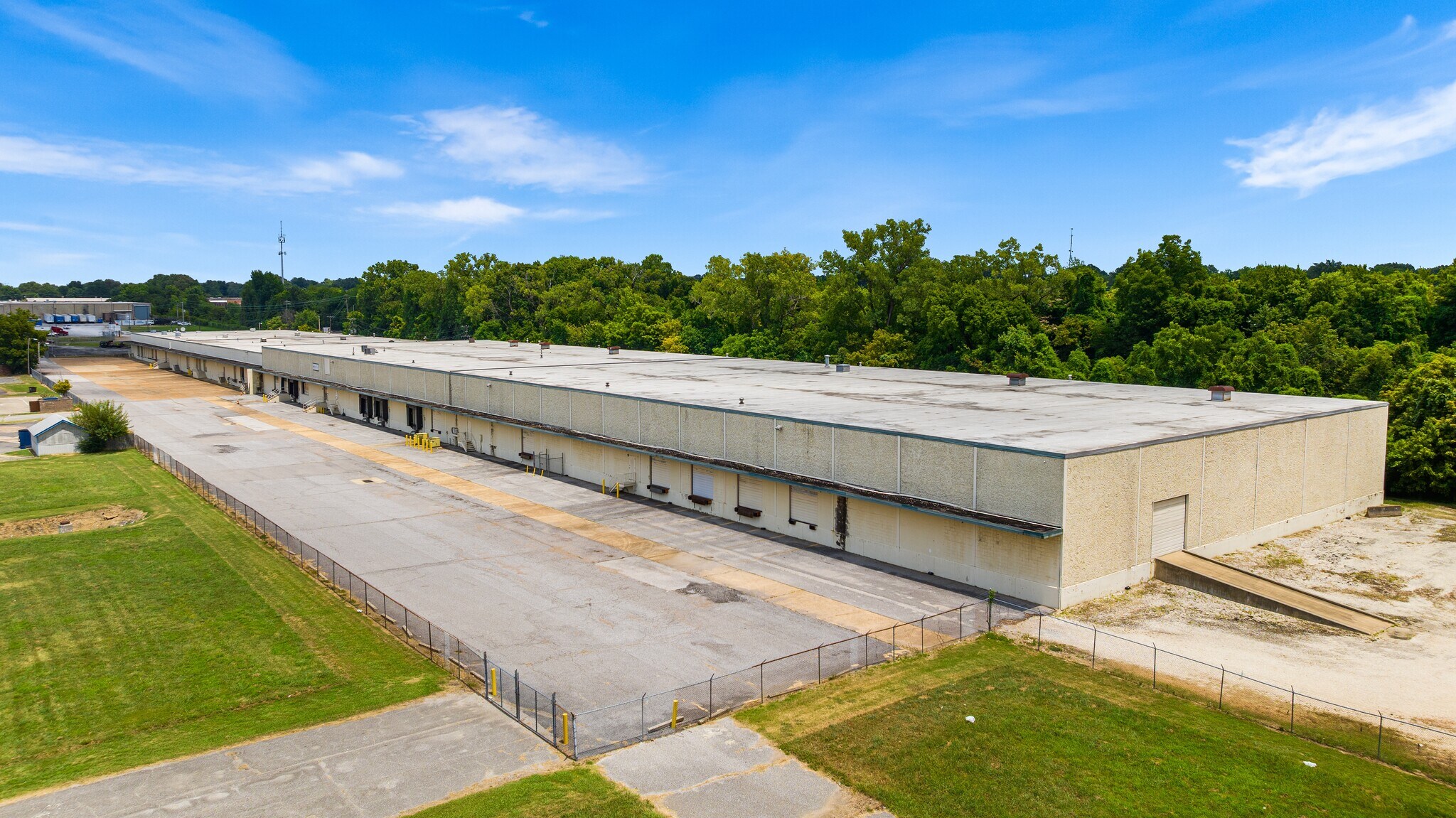 237-265 E Belz Blvd, Memphis, TN à louer Photo de l’immeuble– Image 1 sur 9