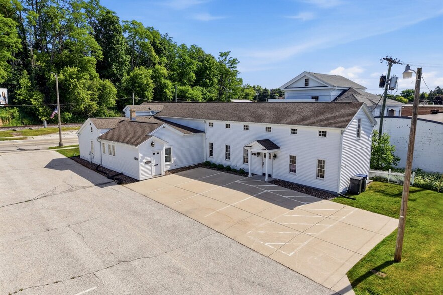 517 Monroe St, Sheboygan Falls, WI à vendre - Photo de l’immeuble – Image 2 sur 48