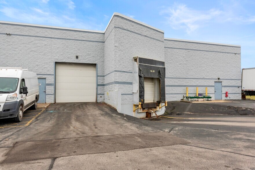 W223N609 Saratoga Dr, Waukesha, WI à vendre - Photo de l’immeuble – Image 2 sur 12