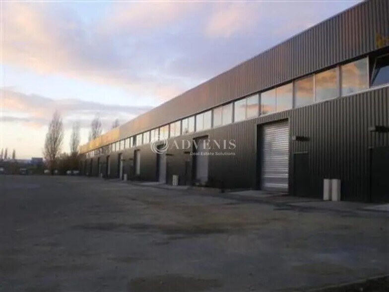 Industriel/Logistique dans Coignières à louer - Photo de l’immeuble – Image 3 sur 5