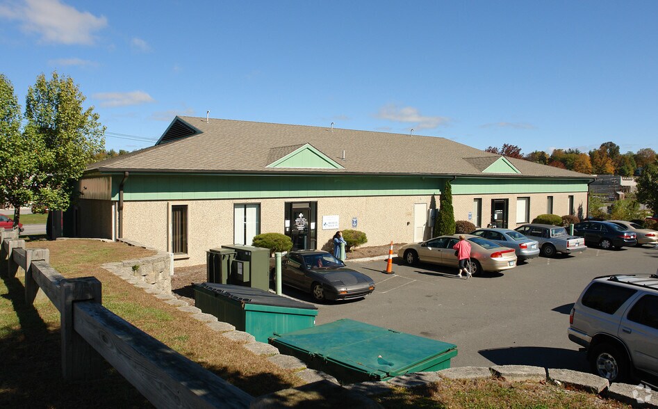 1598 E Main St, Torrington, CT à vendre - Photo de l’immeuble – Image 1 sur 4