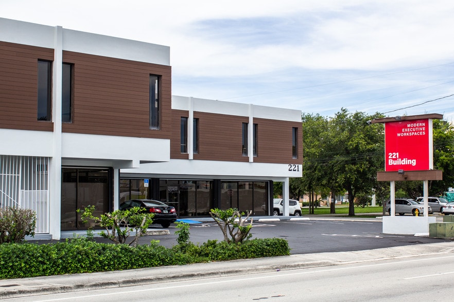 221 W Hallandale Beach Blvd, Hallandale Beach, FL à louer - Photo de l’immeuble – Image 1 sur 38