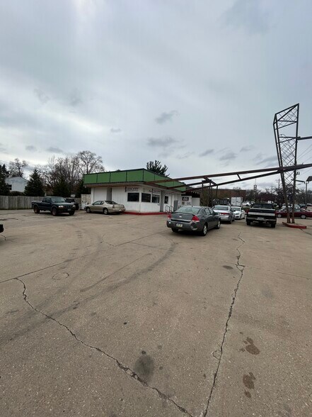 6400 Douglas Ave, Urbandale, IA à louer - Photo de l’immeuble – Image 1 sur 6