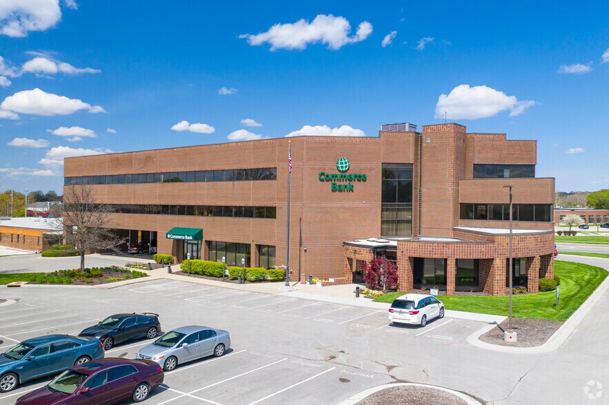8700 Monrovia, Lenexa, KS à louer - Photo principale – Image 1 sur 3