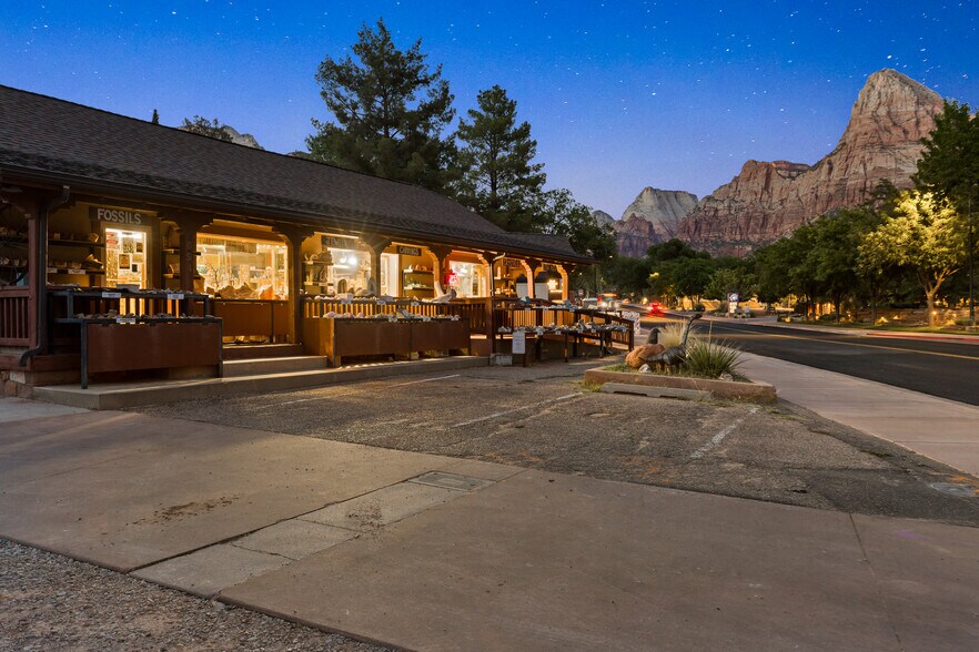 694 Zion Park Blvd, Springdale, UT à vendre - Photo de l’immeuble – Image 3 sur 58