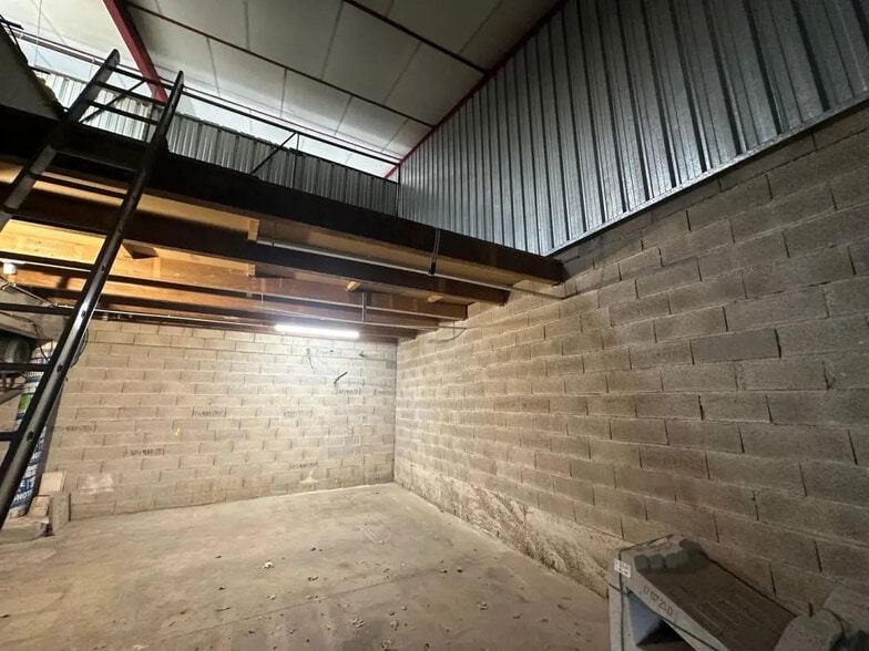 Industriel/Logistique dans Roquebrune-sur-Argens à louer - Photo de l’immeuble – Image 2 sur 7