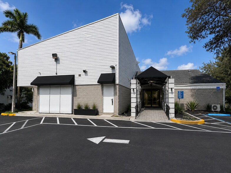 230 S Dixie Hwy, Hallandale Beach, FL à louer - Photo de l’immeuble – Image 1 sur 7