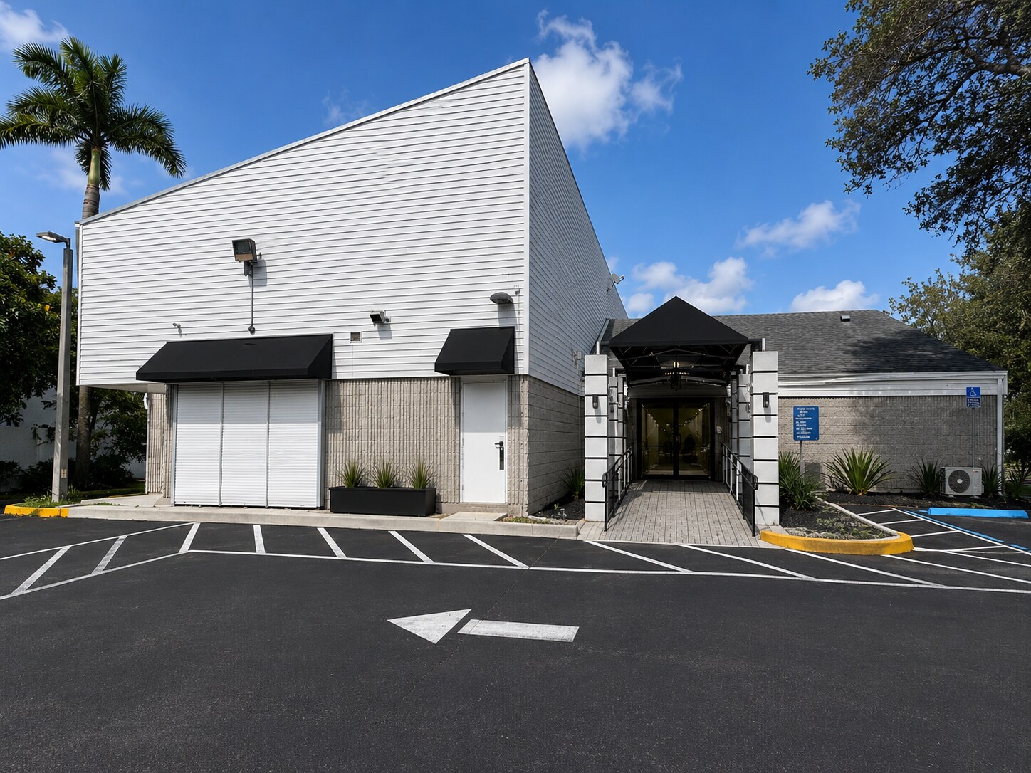230 S Dixie Hwy, Hallandale Beach, FL à louer Photo de l’immeuble– Image 1 sur 8