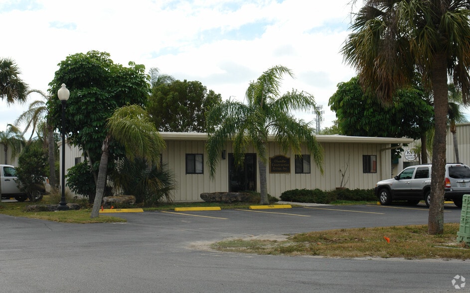 3806 Exchange Ave, Naples, FL à vendre - Photo de l’immeuble – Image 3 sur 5