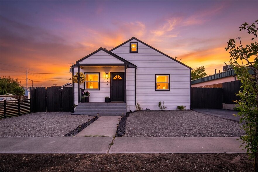 736 SW 10th St, Redmond, OR à vendre - Photo principale – Image 1 sur 33