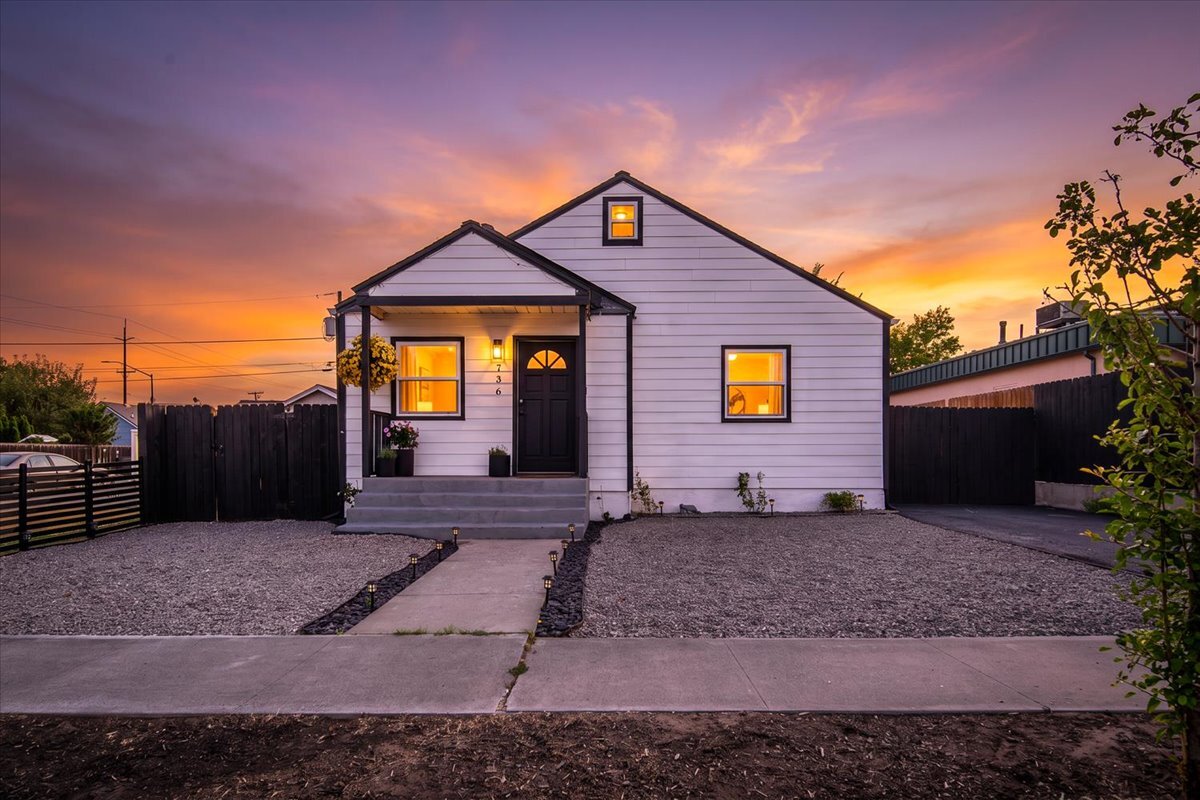 736 SW 10th St, Redmond, OR à vendre Photo principale– Image 1 sur 34