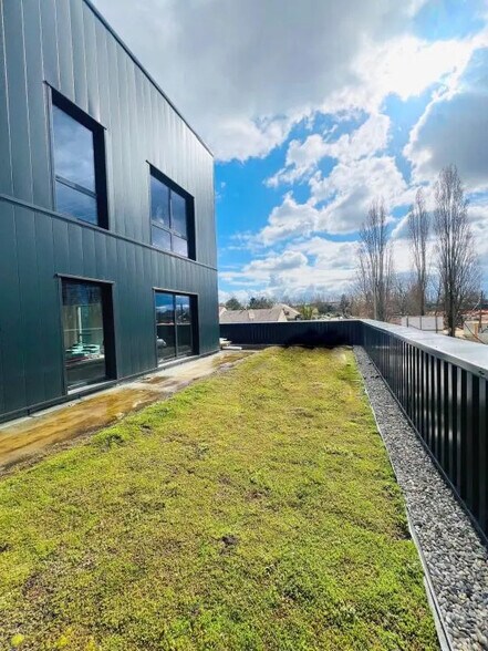 Local d’activités dans Plaisir à louer - Photo de l’immeuble – Image 3 sur 8