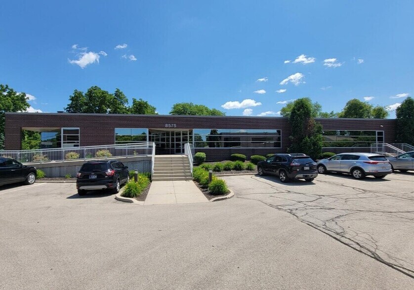 8575 W Forest Home Ave, Greenfield, WI à louer - Photo de l’immeuble – Image 3 sur 12