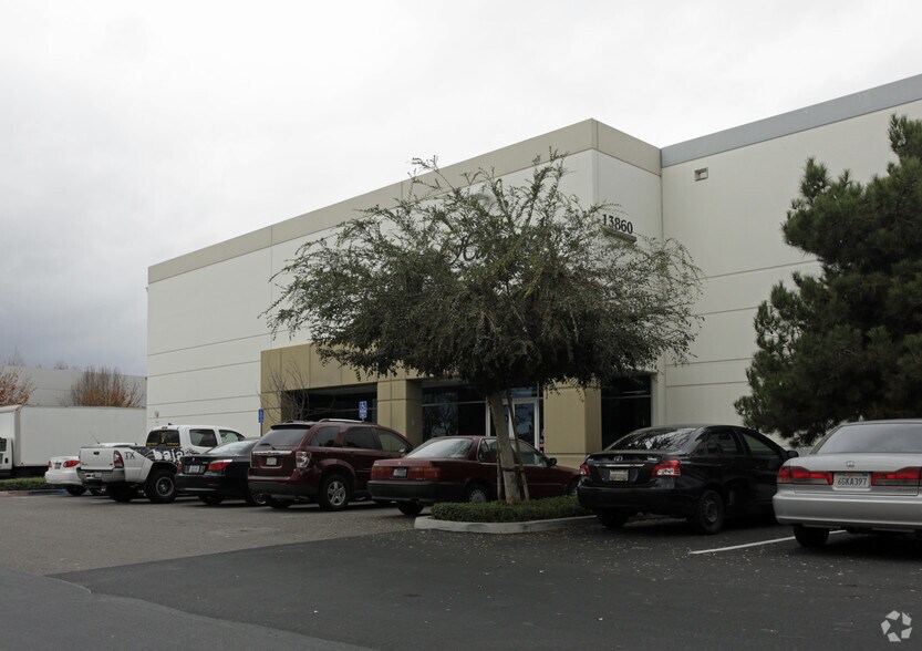 13860 Mountain Ave, Chino, CA à louer - Photo de l’immeuble – Image 3 sur 4