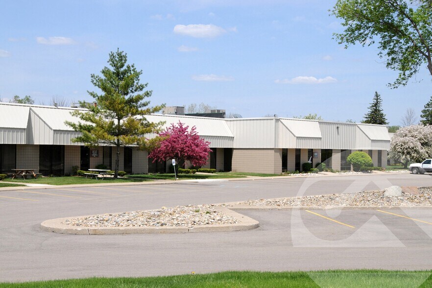 802-864 Phoenix Dr, Ann Arbor, MI à louer - Photo de l’immeuble – Image 1 sur 10