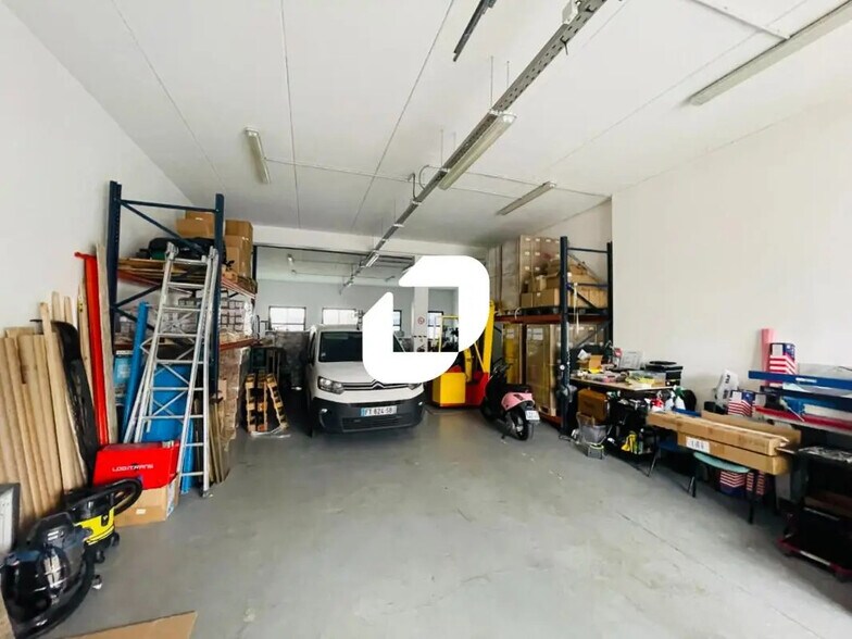 Local d'activités dans Croissy-Beaubourg à vendre - Photo de l’immeuble – Image 2 sur 7