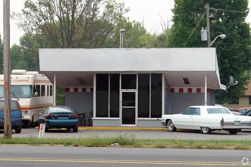 9067 Pendleton Pike, Indianapolis, IN à louer - Photo de l’immeuble – Image 2 sur 5