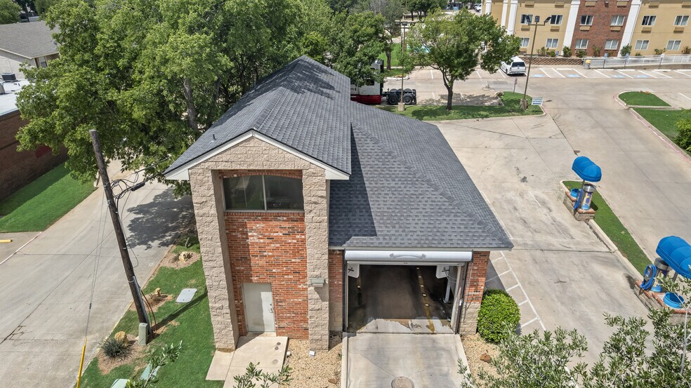 1704 Teasley Ln, Denton, TX à vendre - Photo de l’immeuble – Image 1 sur 32